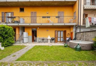 Casa Broseta has rooms with a private hot tub