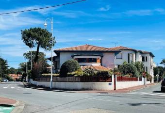 Appartement    c  t   de la Plage Le Moulleau Arcachon has Balcony rooms