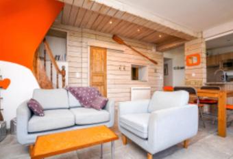 Le repos au bord du cher has Balcony rooms