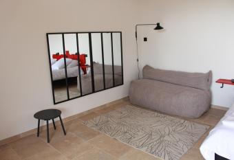 Ferme de restantier has rooms with a private hot tub