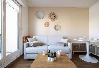 Les Acacias - Appartement cosy - Plage    10 min has Balcony rooms