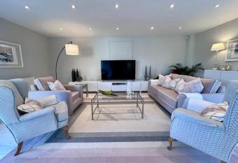 Luxury Countryside Escape for 4 has Balcony rooms