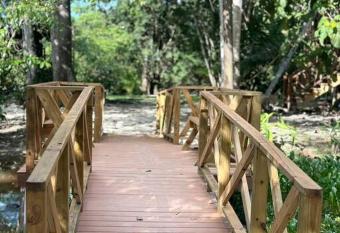 The Howler Riverside Retreat has Balcony rooms