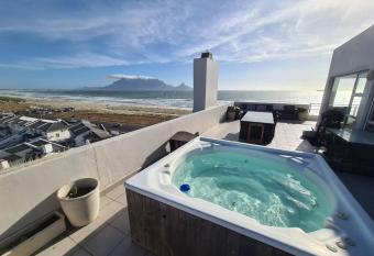 Kitesurfer s Penthouse Hot Jacuzzi WiFi Garage has rooms with a private hot tub