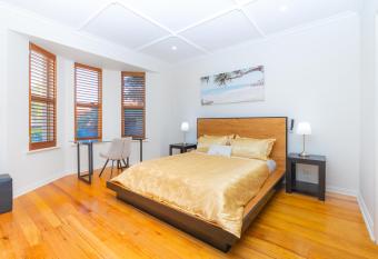 Glenelg House Modern 5QBed,1cot,3Bth, 4TV, Pet allows 18 year olds to book a room
