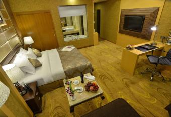 Best Western Chinatown Hotel has rooms with a private hot tub