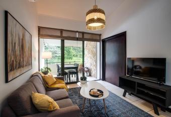 CR MARIPOSA RENTALS Mountain view near pool allows 18 year olds to book a room