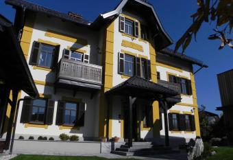 Vila Mila has Balcony rooms