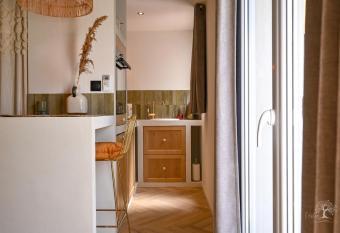 Une perle au bord de l eau has Balcony rooms