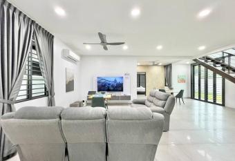 Skudai Sutera Luxury Holiday Villa 10 pax 4 bedrooms has Balcony rooms