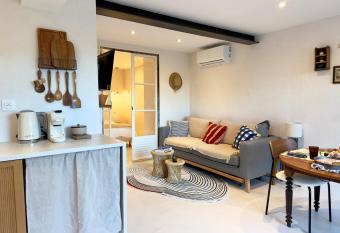 Lou Ba  to - Logement de Charme vue Luberon has Balcony rooms