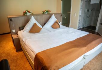 Am Schlosspark has rooms with a private hot tub