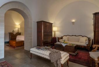 Eremo Della Giubiliana has rooms with a private hot tub