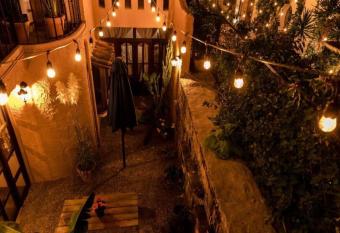 Casa Rosario Centro has rooms with a private hot tub