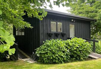 Pukekohe Location! Romantic Country Cottage has Balcony rooms