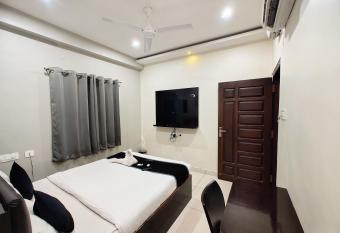 hotel grand view allows 18 year olds to book a room