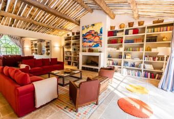 Les Villas du Ch  teau de Berne allows 18 year olds to book a room