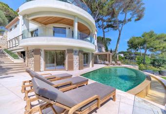 La rocaille has rooms with a private hot tub