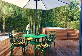 Arr  bida Resort has rooms with a private hot tub