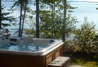 Chalets du bout du monde has Balcony rooms