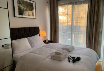 Bright and Cozy Flat Perfectly Located has Balcony rooms