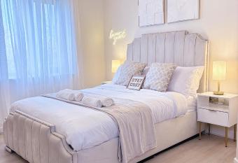 Lux Stays - Luxury Apartment with Jacuzzi in Leeds City Centre has rooms with a private hot tub