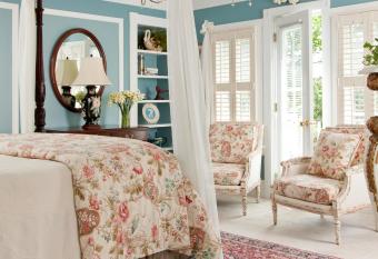 White Doe Inn Bed & Breakfast has Balcony rooms