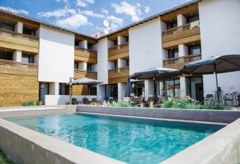 Hotel Restaurant Santiago allows 18 year olds to book a room