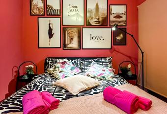 Holly street house with Separate Entrance, on the Edge of Glasgow allows 18 year olds to book a room