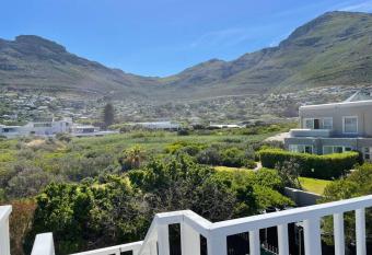 Beach Club Private Trendy Estate Hout Bay has rooms with a private hot tub