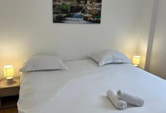 Appt au c  ur de St Cyr, RDC et Jardin has Balcony rooms