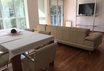 Apart Edificio Clever has rooms with a private hot tub