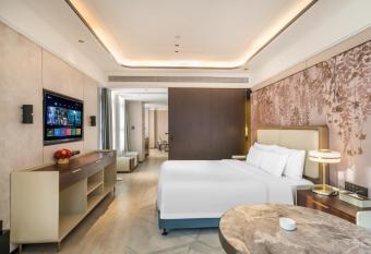 Elite Polink Mansion has rooms with a private hot tub