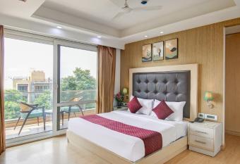Limewood Stay - Unitech Cyber Park has rooms with a private hot tub