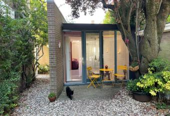 Bed & Office 050 has Balcony rooms