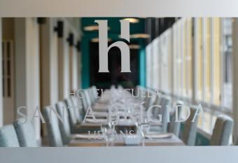 Hotel Escuela Santa Br  gida allows 18 year olds to book a room