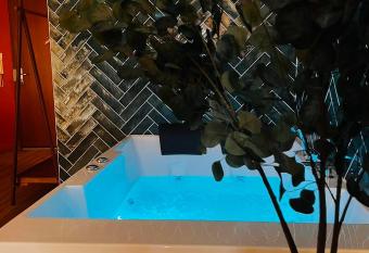 La Suite Marrakech, Balneo et Parking has rooms with a private hot tub