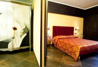 Abalon Pompei Resort has rooms with a private hot tub