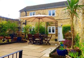 Troy House has Balcony rooms