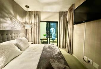 Knightsbridge Luxury Escape has rooms with a private hot tub