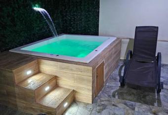 vista a toda la ciudad y monta  a has rooms with a private hot tub