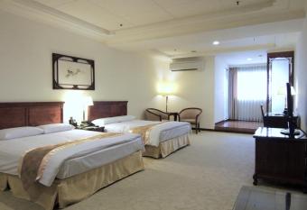 King s Paradise Hotel has rooms with a private hot tub