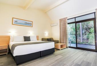 Parkhaven has rooms with a private hot tub