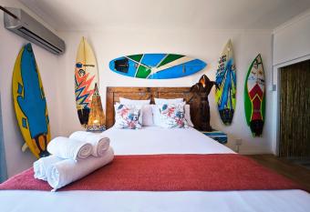 Beachwave Camps Bay has rooms with a private hot tub