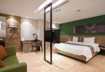 P&F Hotel has rooms with a private hot tub