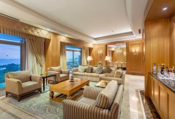 Calista Luxury Resort has rooms with a private hot tub