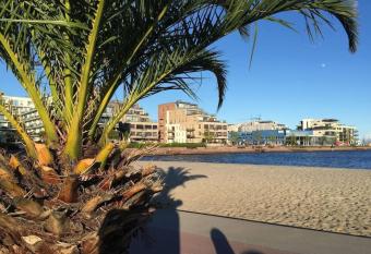 Nyoppusset leilighet med takterrasse 1 min fra Bystranda i Kristiansand has Balcony rooms