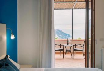 A Due Passi has Balcony rooms