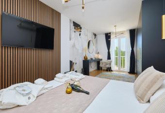 Luxury Penthouse Avalon allows 18 year olds to book a room