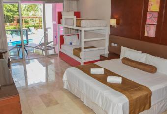 Princess Family Club Riviera - All Inclusive has rooms with a private hot tub